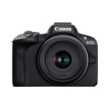 Canon EOS R50 avec objectif Noir – vue de face avec objectif
