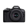 Canon EOS R50 avec objectif Noir – vue de face avec objectif