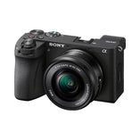 Sony A6700 avec objectif Black – vue trois-quarts